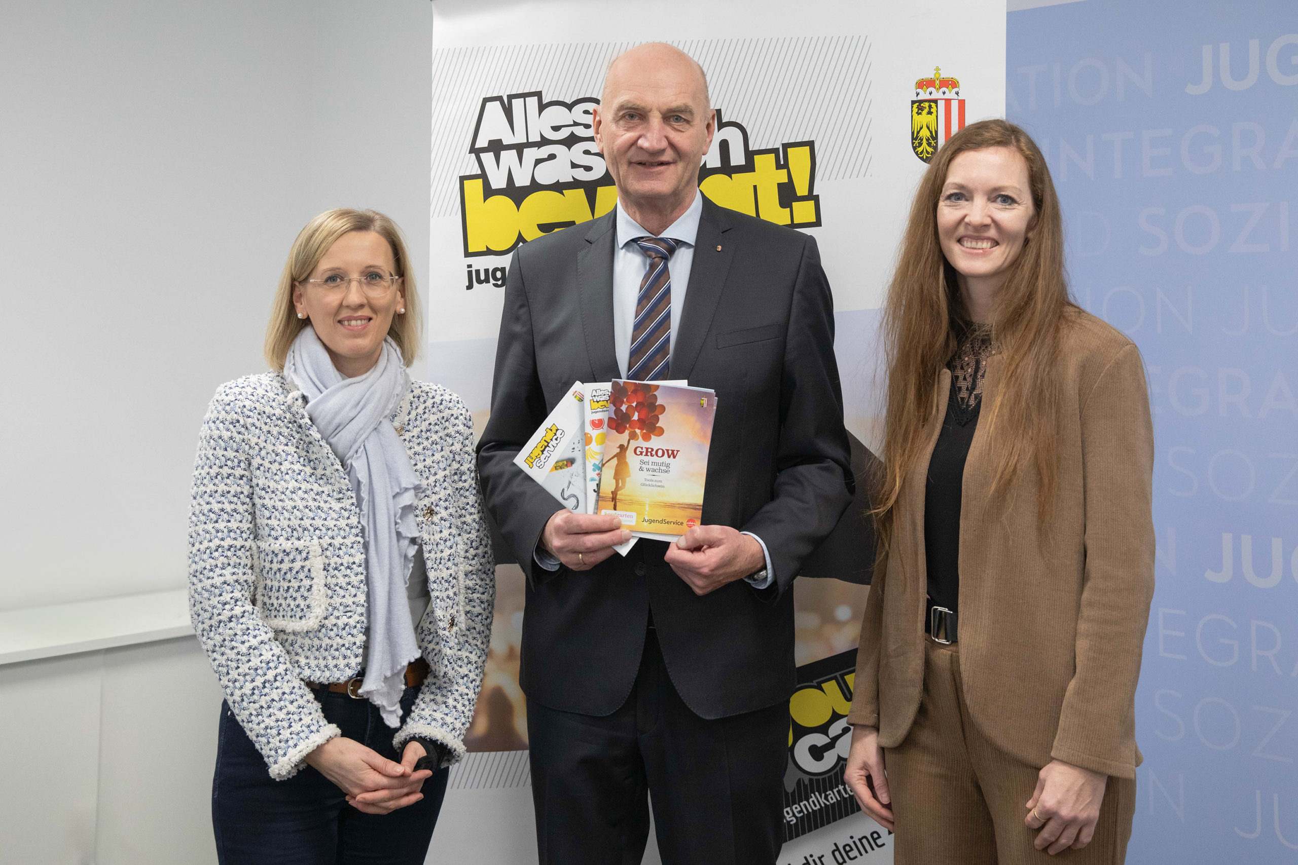 Jugend-Landesrat Dr. Christian Dörfel präsentiert gemeinsam mit Mag.a Christa Pacher-Gratzer (Leiterin der Gruppe Jugend im Land OÖ - links) und Mag.a Judith Guserl (Geschäftsführerin kopfgarten - rechts) die Angebote des JugendService OÖ im Bereich der mentalen Gesundheit.