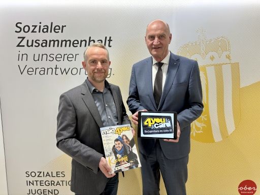 Jugend-Landesrat Dr. Christian Dörfel gratuliert dem neuen Geschäftsführer der 4youCard Markus Aspalter zur neuen Aufgabe.