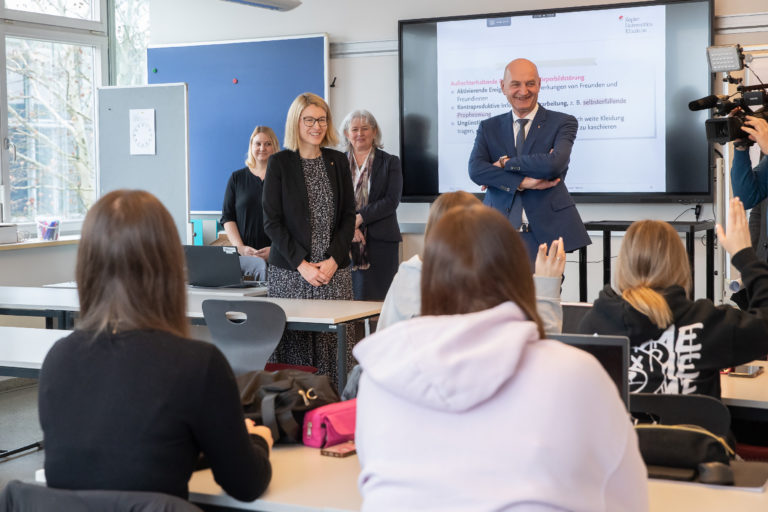 LH-Stv.in Christine Haberlander und LR Christian Dörfel beim Besuch der Pflegelehrlinge