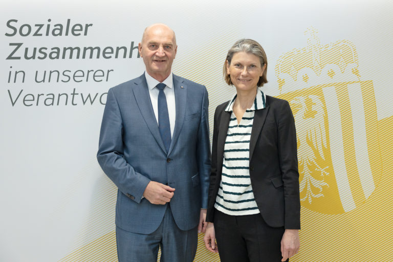 Sozial-Landesrat Christian Dörfel und Abteilungsleiterin Cornelia Altreiter-Windsteiger präsentieren die Pflegeschwerpunkte für 2025.