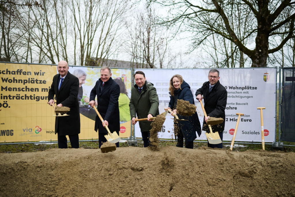 Landesrat Christian Dörfel, Landeshauptmann Thomas Stelzer, Landeshauptmann-Stellvertreter Manfred Haimbuchner, Geschäftsführerin Anna Dieplinger und Direktor Horst Konrad beim Spatenstich für den Neubau in Christkindl.