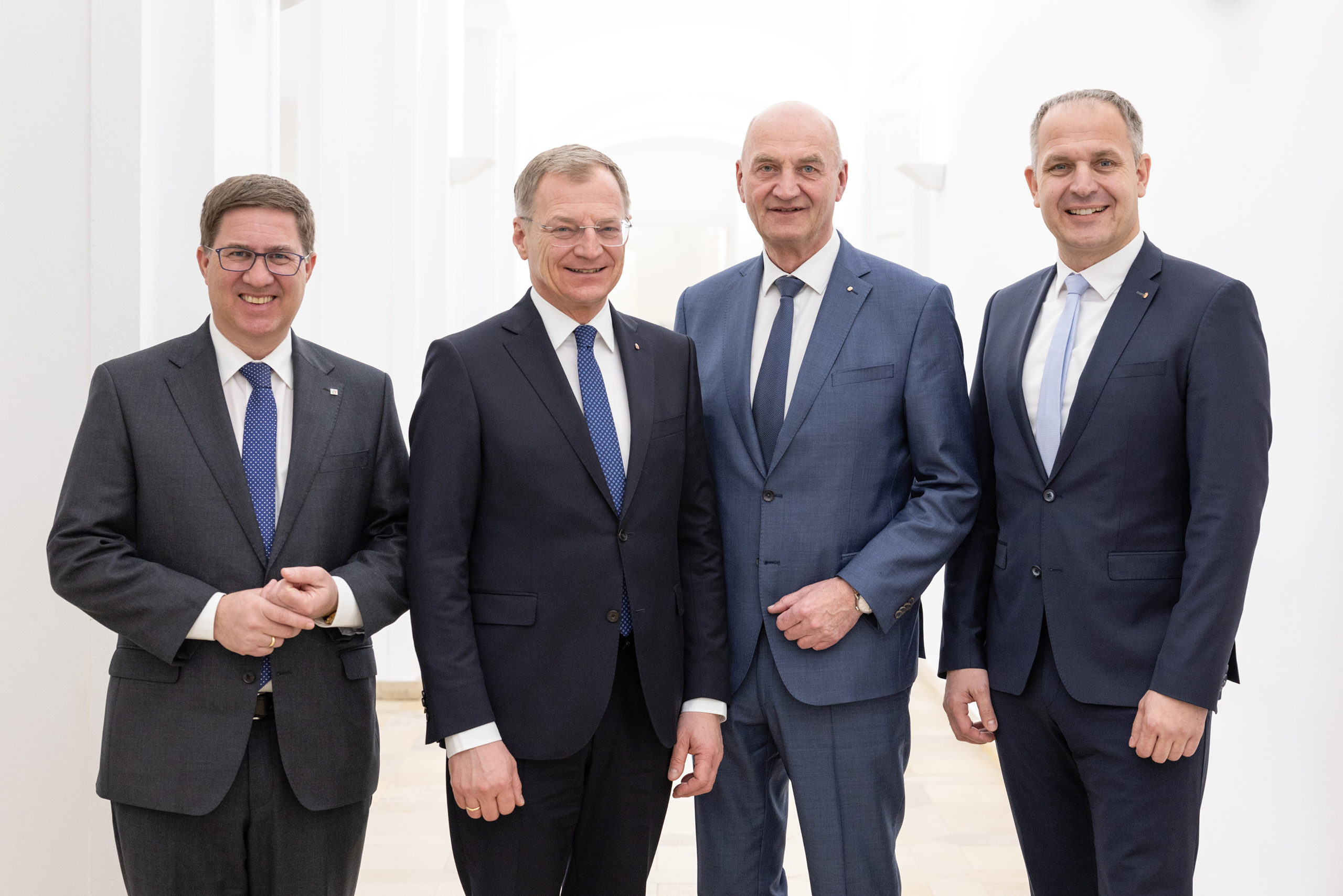 Stv. Vorsitzender Oö. Städtebund Rabl, Landeshauptmann Stelzer, Landesrat Dörfel und Gemeindebund-Präsident Mader präsentieren die neue Pflege-Strategie „Betreuungsarchitektur 2040“
