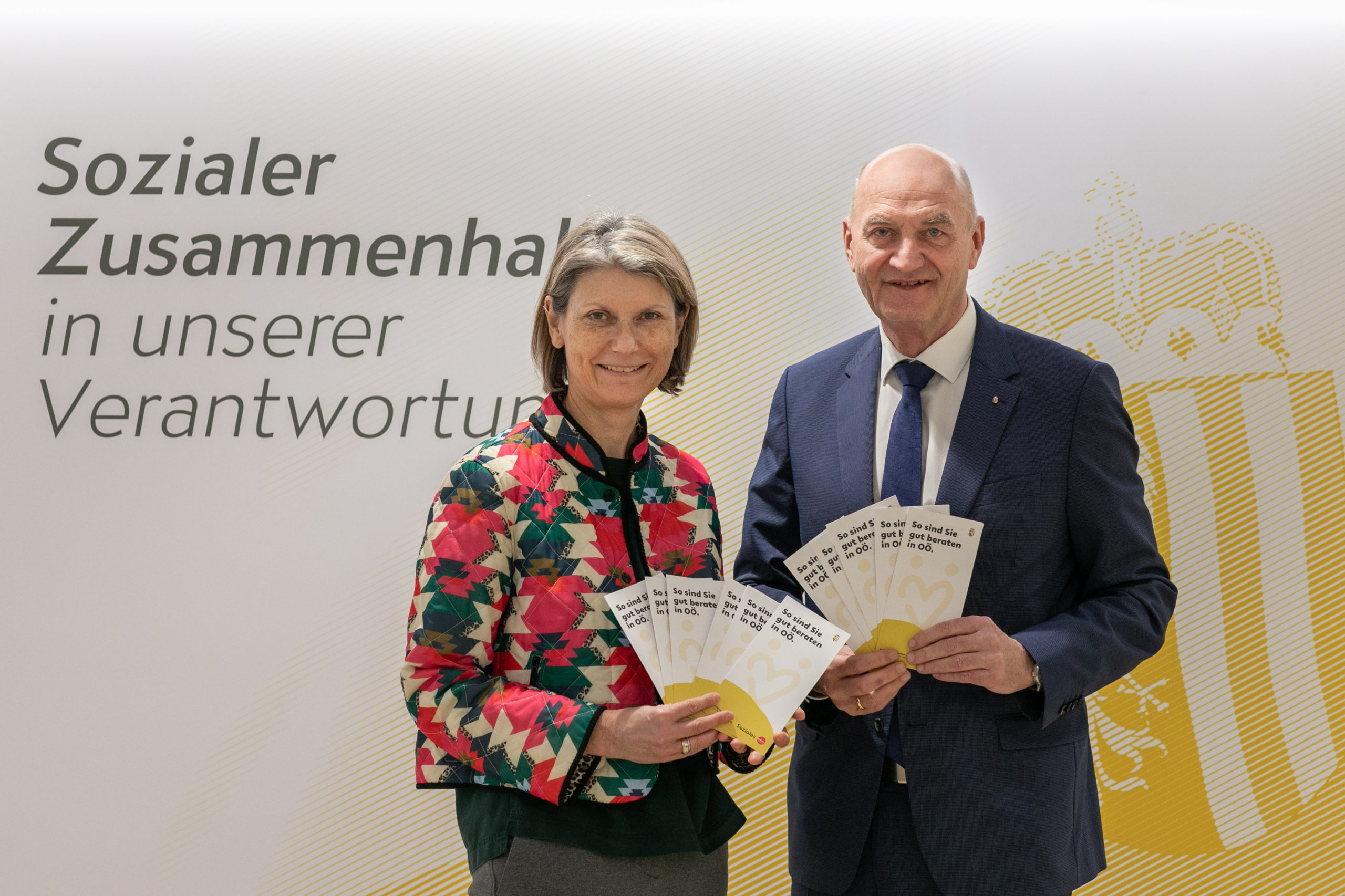 Abteilungsleiterin Altreiter-Windsteiger und Landesrat Dörfel präsentieren das dichte soziale Netz in Oberösterreich.