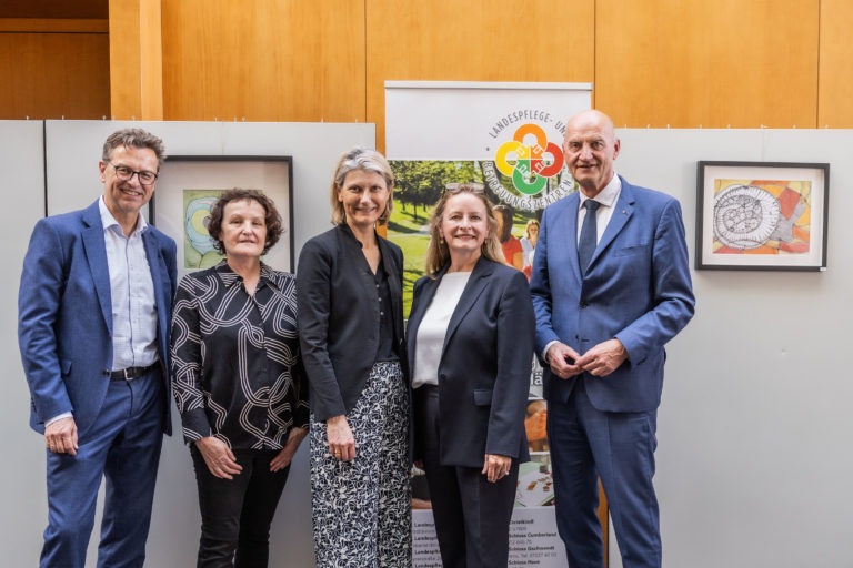 Vorsitzender der OÖG-Geschäftsführung Mag. Dr. Franz Harnoncourt, Leiterin der Gruppe Chancengleichheit und Sozialplanung Mag. Renate Hackl, Leiterin der Abteilung Soziales Mag. Cornelia Altreiter-Windsteiger, Geschäftsführerin der Landespflege- und Betreuungszentren GmbH Priv.-Doz. Mag. Dr. Anna Maria Dieplinger, Sozial-Landesrat Dr. Christian Dörfel.