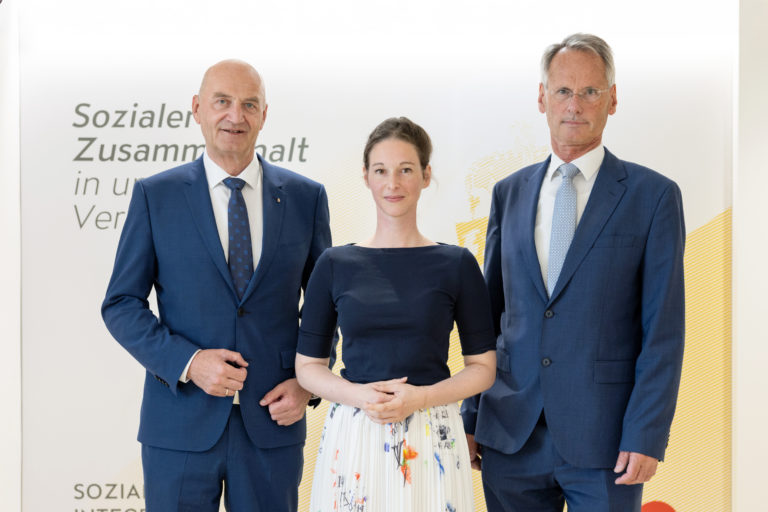 Landesrat Christian Dörfel, Geschäftsführerin Anna Ferihumer und Bezirkshauptmann Alois Lanz informieren über die ersten inhaltlichen Schwerpunkte der OÖ Pflege- und BetreuungsManagement GmbH