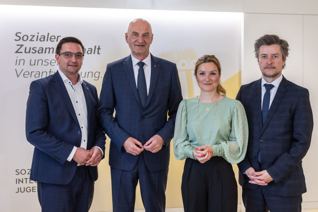Bürgermeister Karl-Heinz Koll, Landesrat Christian Dörfel, Gesamtleiterin Integrationsmaßnahmen ÖIF Sandra Ivkic und Direktor ÖIF Franz Wolf präsentieren die Grundregelkurse für Asylwerber in Oberösterreich