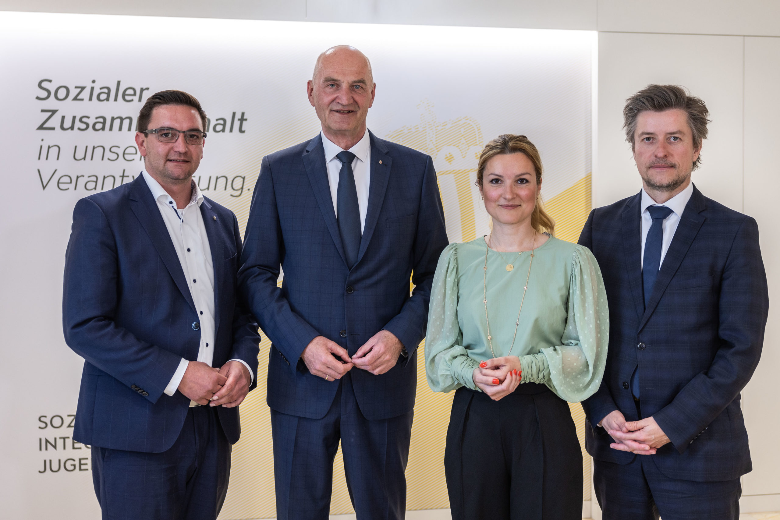 Bürgermeister Karl-Heinz Koll, Landesrat Christian Dörfel, Gesamtleiterin Integrationsmaßnahmen ÖIF Sandra Ivkic und Direktor ÖIF Franz Wolf präsentieren die Grundregelkurse für Asylwerber in Oberösterreich