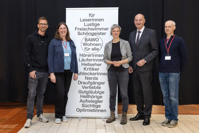 v.l.: Sozialverein B37 Sebastian Hauser, Soziales Wohnservice Wels Bettina Reichhold, BAWO Obfrau Elisabeth Hammer, Sozial-Landesrat Dr. Christian Dörfel, BAWO Obfrau-Stellvertreter Mag. Stefan Hindinger.