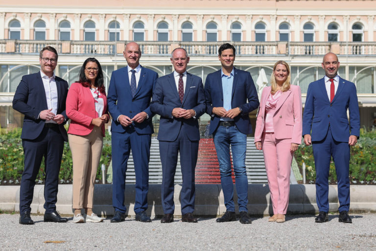 Landesrat Philip Wohlgemuth (Tirol), Landesrätin Sara Schaar (Kärnten), Landesrat Christian Dörfel (OÖ), Bundesminister Gerhard Karner, Landesrat Hannes Amesbauer (Steiermark), Landesrätin Daniela Winkler (Burgenland), Landesrat Christoph Luisser (NÖ) bei der Konferenz der Flüchtlingsreferent/innen in Bad Ischl.