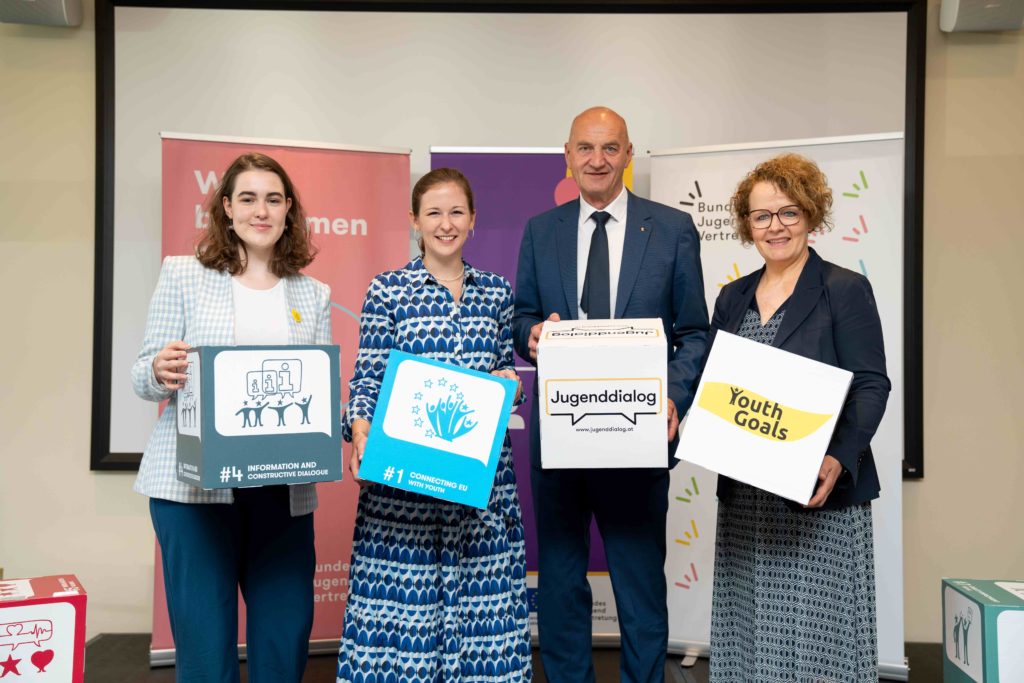 v.l.: Anna Schwabegger, Vorsitzende der Bundesjugendvertretung, Claudia Plakolm, Bundesministerin für Europa, Integration und Familie, Landesrat Christian Dörfel (Oberösterreich) und Landesrätin Christiane Teschl-Hofmeister (Niederösterreich).
