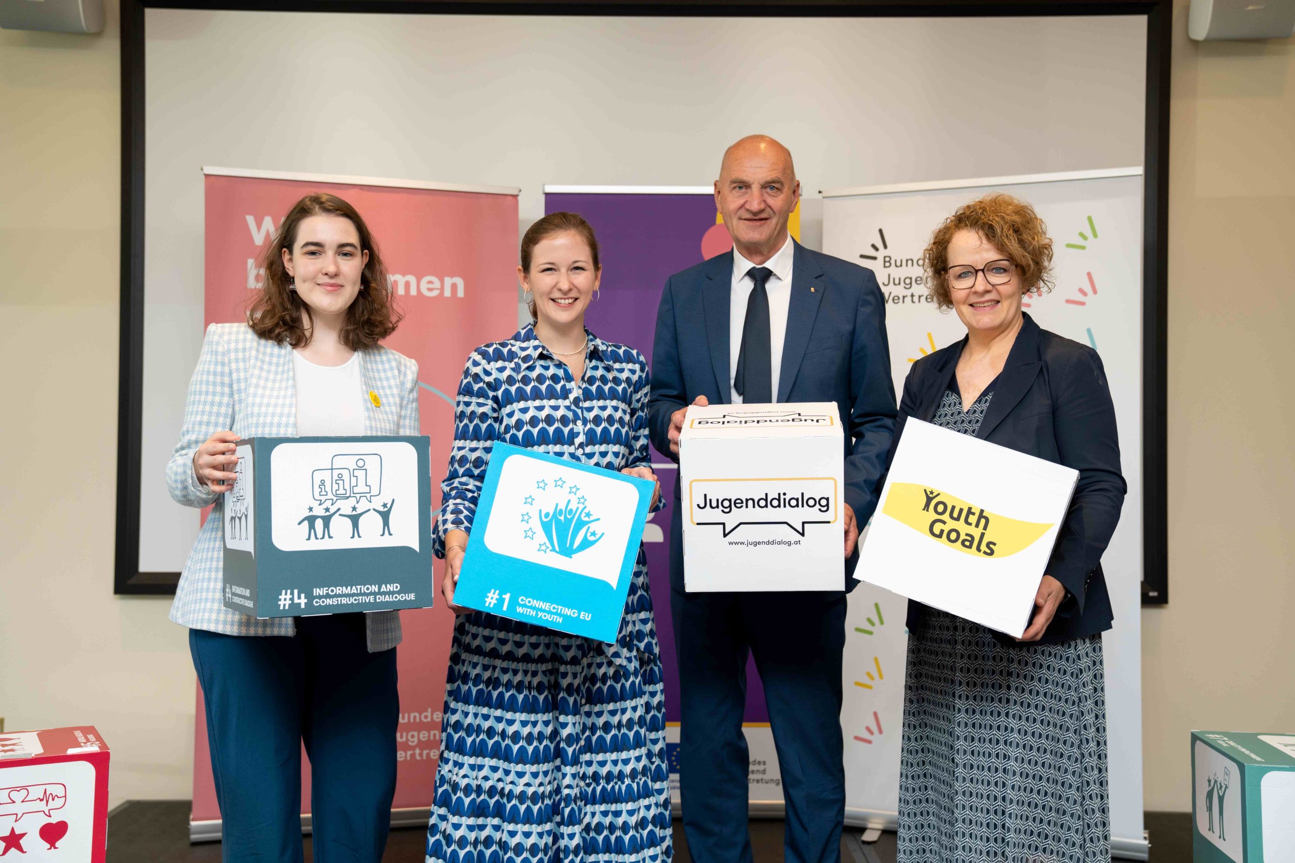 v.l.: Anna Schwabegger, Vorsitzende der Bundesjugendvertretung, Claudia Plakolm, Bundesministerin für Europa, Integration und Familie, Landesrat Christian Dörfel (Oberösterreich) und Landesrätin Christiane Teschl-Hofmeister (Niederösterreich).