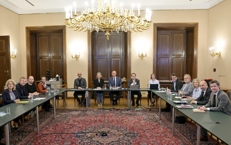 Landesrat Dörfel, Integrationsexperte Güngör und die Abteilung Soziales luden zum ersten Treffen des Expertenrats für die Erstellung der Oö. Hausordnung.