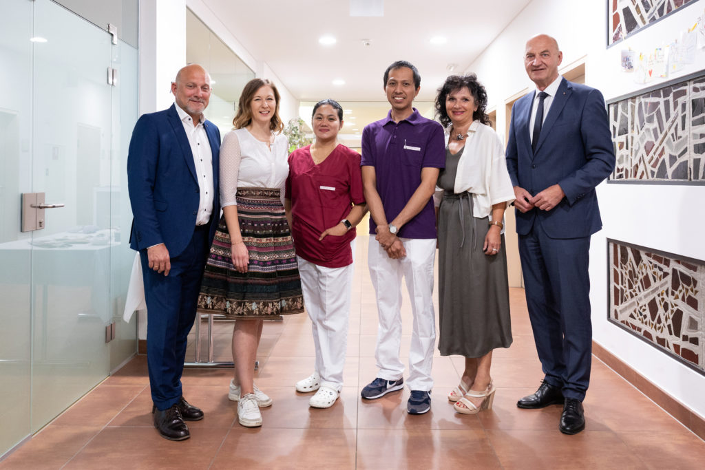 In Oberösterreich sind bereits 233 philippinische Pflegekräfte in Alten- und Pflegeheimen tätig. v.l.: Obmann des Sozialhilfeverbandes Urfahr-Umgebung Bezirkshauptmann Dr. Ferdinand Watschinger, Integrationsministerin Claudia Plakolm, zwei philippinische Pflegekräfte, Studiengangsleiterin FH Gesundheitsberufe OÖ Mag. Heide Maria Jackel, Sozial- und Integrations-Landesrat Dr. Christian Dörfel.
