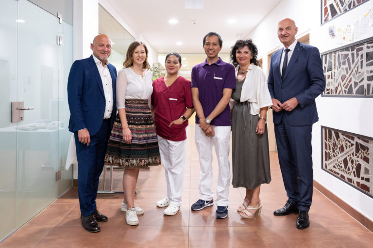 In Oberösterreich sind bereits 233 philippinische Pflegekräfte in Alten- und Pflegeheimen tätig. v.l.: Obmann des Sozialhilfeverbandes Urfahr-Umgebung Bezirkshauptmann Dr. Ferdinand Watschinger, Integrationsministerin Claudia Plakolm, zwei philippinische Pflegekräfte, Studiengangsleiterin FH Gesundheitsberufe OÖ Mag. Heide Maria Jackel, Sozial- und Integrations-Landesrat Dr. Christian Dörfel.