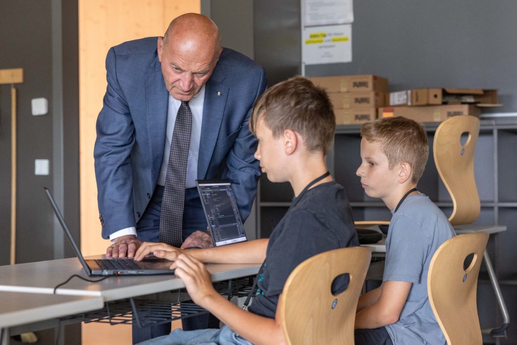 Beim DigiCamp – dem digitalen Ferienlager des Landes OÖ – im ABZ Hagenberg werden Kinder und Jugendliche im Alter von 11 bis 14 Jahren im Bereich der Medienkompetenzen geschult. Jugend-Landesrat Dr. Christian Dörfel beim Lokalaugenschein.