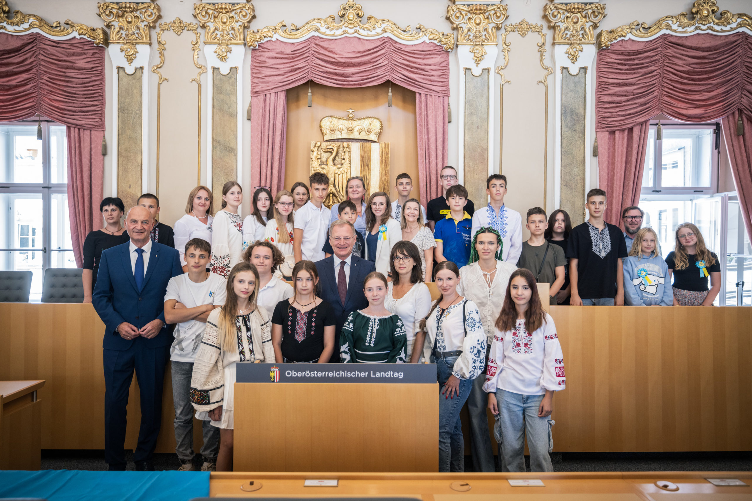 20 Kinder und Jugendliche aus der Ukraine wurden im Rahmen der Aktion „Ferien vom Krieg“ von Landeshauptmann Thomas Stelzer und Jugendlandesrat Christian Dörfel im Linzer Landhaus empfangen