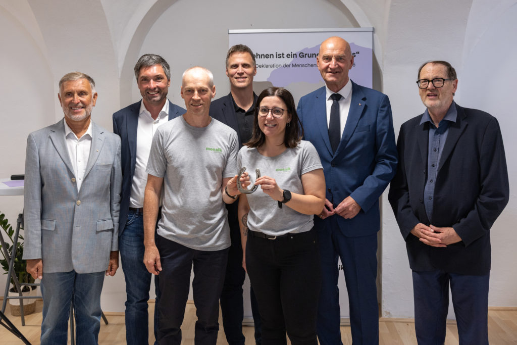 In Anwesenheit von Sozial-Landesrat Dr. Christian Dörfel (2.v.r.), Bezirkshauptmann Dr. Johannes Beer (m.) und Bürgermeister Peter Schobesberger (2.v.l.) wurde das neue Tageszentrum für Wohnungslose in Vöcklabruck feierlich eröffnet.