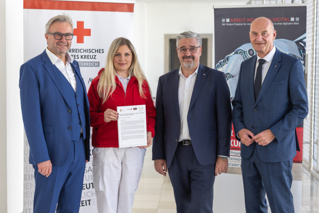 Zentrales Ziel der neuen Pflegedokumentation ist die Entlastung von Pflegekräften durch Reduzierung des bürokratischen Aufwandes. v.l.: Vorsitzender der ARGE Mobile Pflege Mag. Thomas Märzinger, Projektleiterin Rotes Kreuz Mirna Doppelhofer, AK-Präsident Andreas Stangl und Sozial-Landesrat Dr. Christian Dörfel.