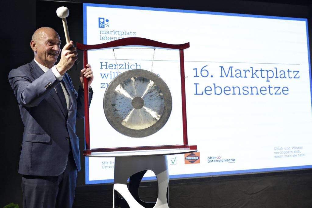 Sozial-Landesrat Dr. Christian Dörfel eröffnete mit dem Gong offiziell die Verhandlungen. (c) Land OÖ/Daniel Kauder