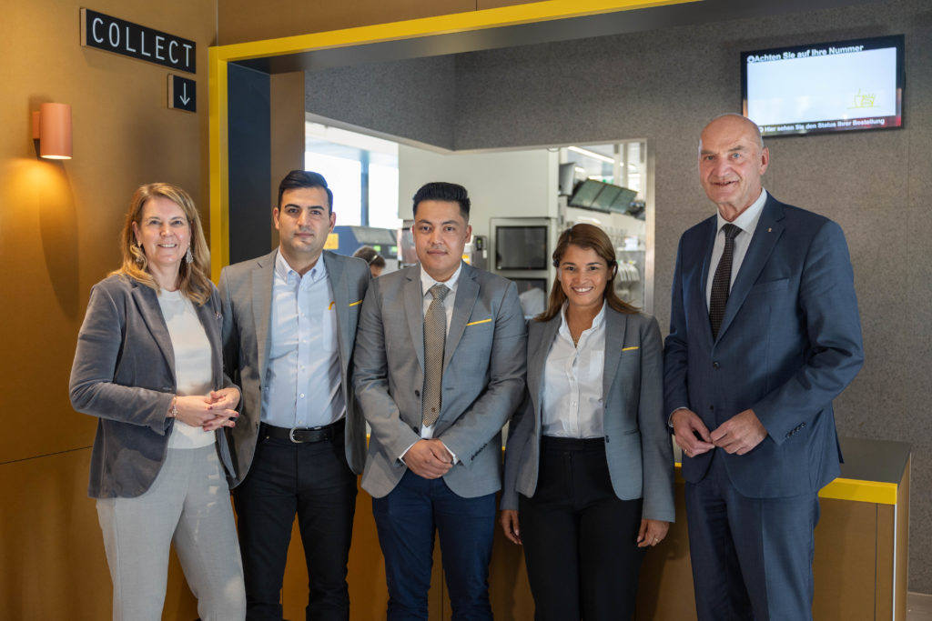 McDonald’s erleichtert mit niederschwelligen Jobangeboten den Einstieg in den ersten Arbeitsmarkt von Asylberechtigten und Vertriebenen. v.l.: CPO McDonalds’s Österreich Mag.a Karin Probst, Restaurant Manager Salva Drboev, Restaurant Manager Feyzi Lotfollah, Regionalleiterin Carolina Mendez, Integrations-Landesrat Dr. Christian Dörfel (c)LandOÖ/Spenlingwimmer
