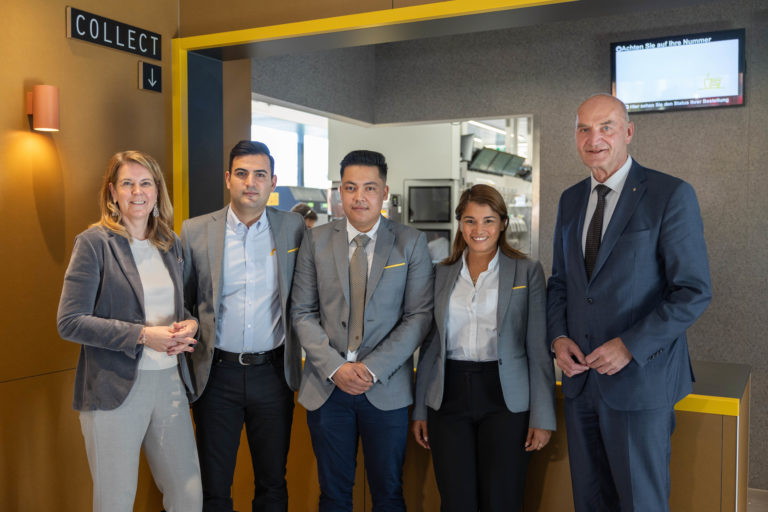 McDonald’s erleichtert mit niederschwelligen Jobangeboten den Einstieg in den ersten Arbeitsmarkt von Asylberechtigten und Vertriebenen. v.l.: CPO McDonalds’s Österreich Mag.a Karin Probst, Restaurant Manager Salva Drboev, Restaurant Manager Feyzi Lotfollah, Regionalleiterin Carolina Mendez, Integrations-Landesrat Dr. Christian Dörfel (c)LandOÖ/Spenlingwimmer