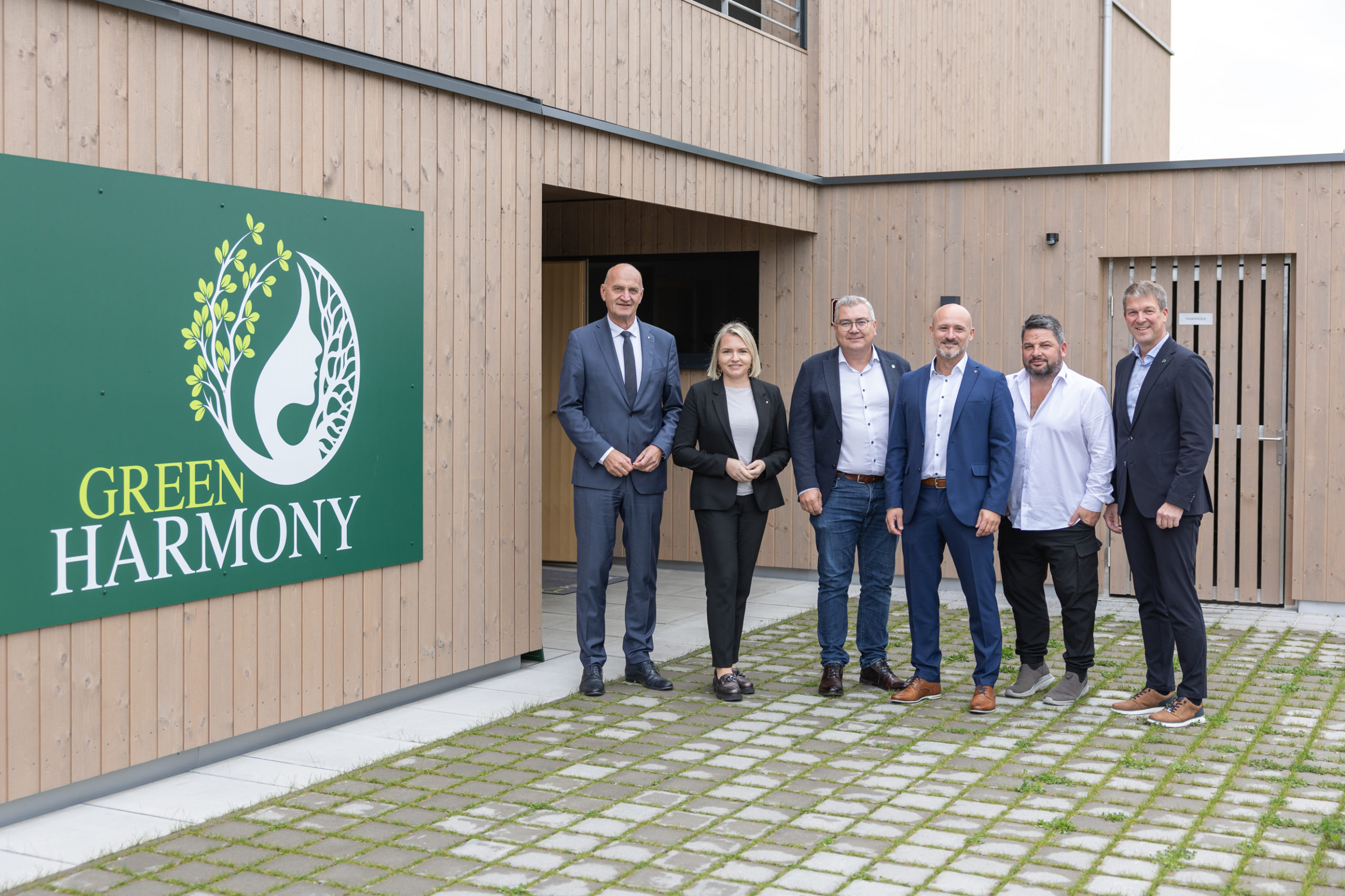 Sozial-Landesrat Dr. Christian Dörfel überzeugte sich gemeinsam mit LAbg. Astrid Zehetmair, Bürgermeister von Kirchham Ingo Dörflinger (3.v.l.), den Konzeptentwicklern Mag. Andreas Hammer (3.v.r.) und Bernhard Pointinger (1.v.r.) sowie dem Investor Stefan Ettinger (2.v.r.) vom Projekt Green Harmony als innovatives Wohn- und Betreuungskonzept für ältere Menschen. Foto: Land OÖ/Guggenberger