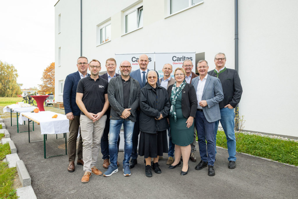 Sozial-Landesrat Dr. Christian Dörfel feierte gemeinsam mit (v. l.) LAbg. Günther Lengauer, invita-Bereichsleiter Volker Hofer, Abg. z. NR. Manfred Hofinger, Hausleiter Daniel Hinterleitner, Schwester Klara Diermaier, Leiter invita-Caritas August Hinterberger, Caritas-Geschäftsleiterin Katharina Sturmaier, Stadtpfarrer Rupert Niedl, Bgm. Bernhard Zwielehner und Martin Gruber, Caritas-Leiter des Fachbereichs Betreuung und Pflege, die Eröffnung des neuen Wohnhauses.