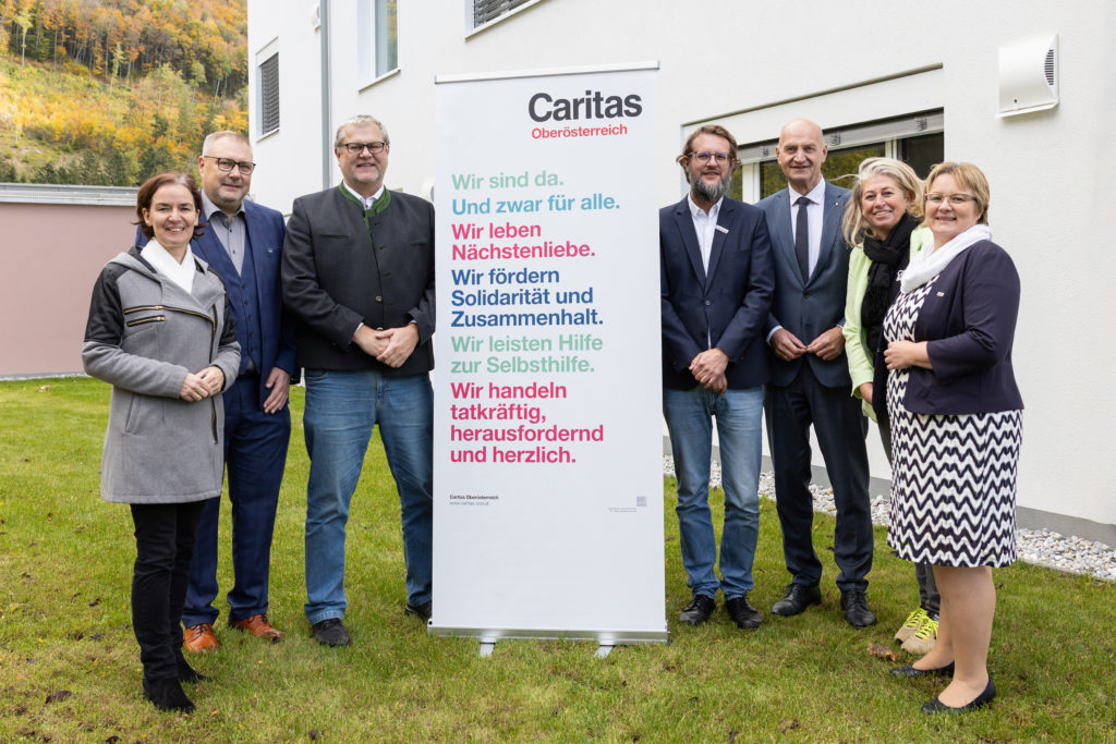 Sozial-Landesrat Christian Dörfel feierte gemeinsam mit (v. l.) LAbg. Regina Aspalter, Bürgermeister Günther Steindler, Martin Gruber, Caritas-Leiter des Fachbereichs Betreuung und Pflege, Michael Olchowy, Caritas-Abteilungsleitung Wohnen, Caritas-Hausleiterin Felizitas Rucker und Caritas-Geschäftsleiterin Katharina Sturmaier die Eröffnung des neuen Wohnhauses. (c) Margot Haag