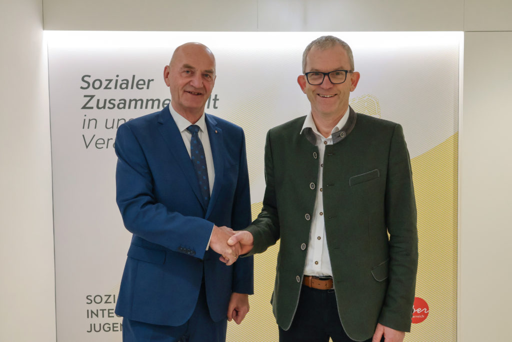 Martin König (r.), der Geschäftsführer des Soziales Netzwerk GmbH, wurde als Koordinator des neuen „Netzwerk Pflegelehre“ beauftragt. (c) Land OÖ