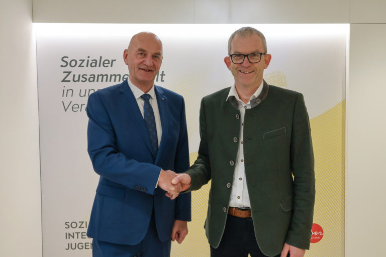 Martin König (r.), der Geschäftsführer des Soziales Netzwerk GmbH, wurde als Koordinator des neuen „Netzwerk Pflegelehre“ beauftragt. (c) Land OÖ