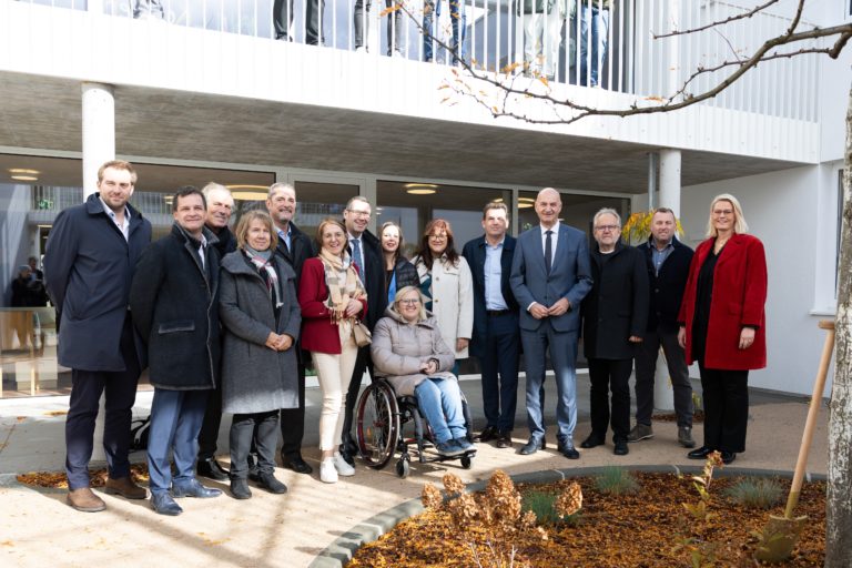 In Anwesenheit von Sozial-Landesrat Dr. Christian Dörfel (4.v.r.), , dem Vorsitzenden der Volkshilfe OÖ Vizebürgermeister Michael Schodermayr (3.v.r.), der Geschäftsführerin der Volkshilfe lebensART GmbH Edith Zankl (4.v.l.) und zahlreichen weiteren Gäste wurde das neue Wohnhaus in Steyr eröffnet. (c) Land OÖ/Margot Haag