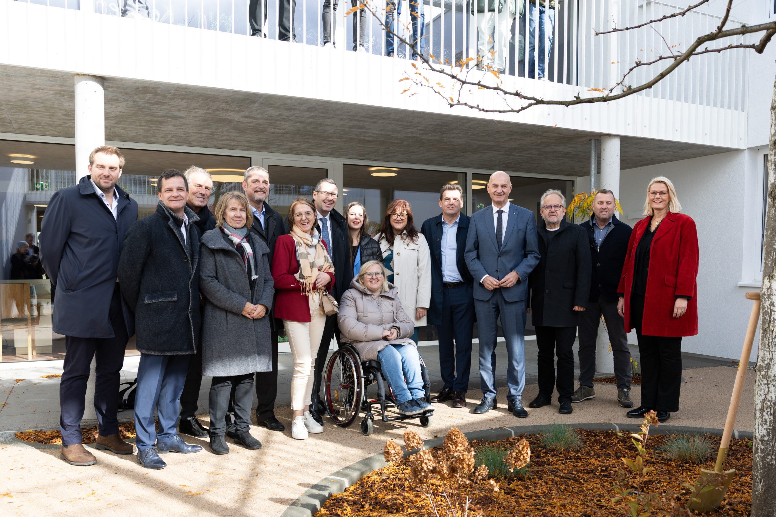 In Anwesenheit von Sozial-Landesrat Dr. Christian Dörfel (4.v.r.), , dem Vorsitzenden der Volkshilfe OÖ Vizebürgermeister Michael Schodermayr (3.v.r.), der Geschäftsführerin der Volkshilfe lebensART GmbH Edith Zankl (4.v.l.) und zahlreichen weiteren Gäste wurde das neue Wohnhaus in Steyr eröffnet. (c) Land OÖ/Margot Haag