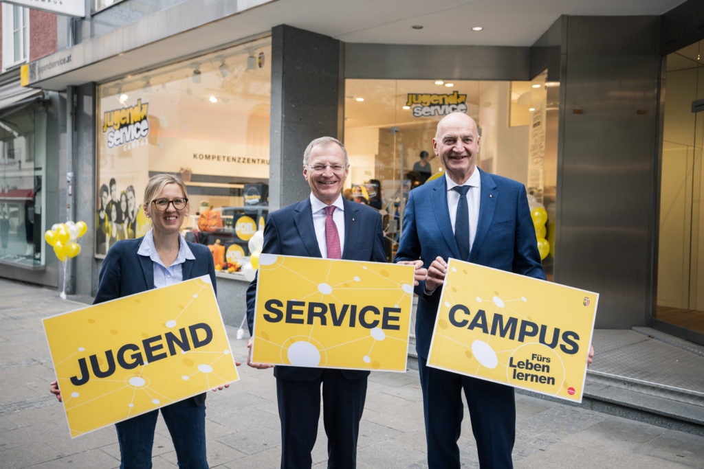Der neue JugendService Campus in der Linzer Innenstadt bündelt die Angebote des Jugendressorts und dient als zentrale Drehscheibe für Jugendliche und alle, die mit Jugendlichen arbeiten. v.l.: Mag.a Christa Pacher-Gratzer, Landeshauptmann Mag. Thomas Stelzer und Landesrat Dr. Christian Dörfel. Foto: Land OÖ/Max Mayrhofer