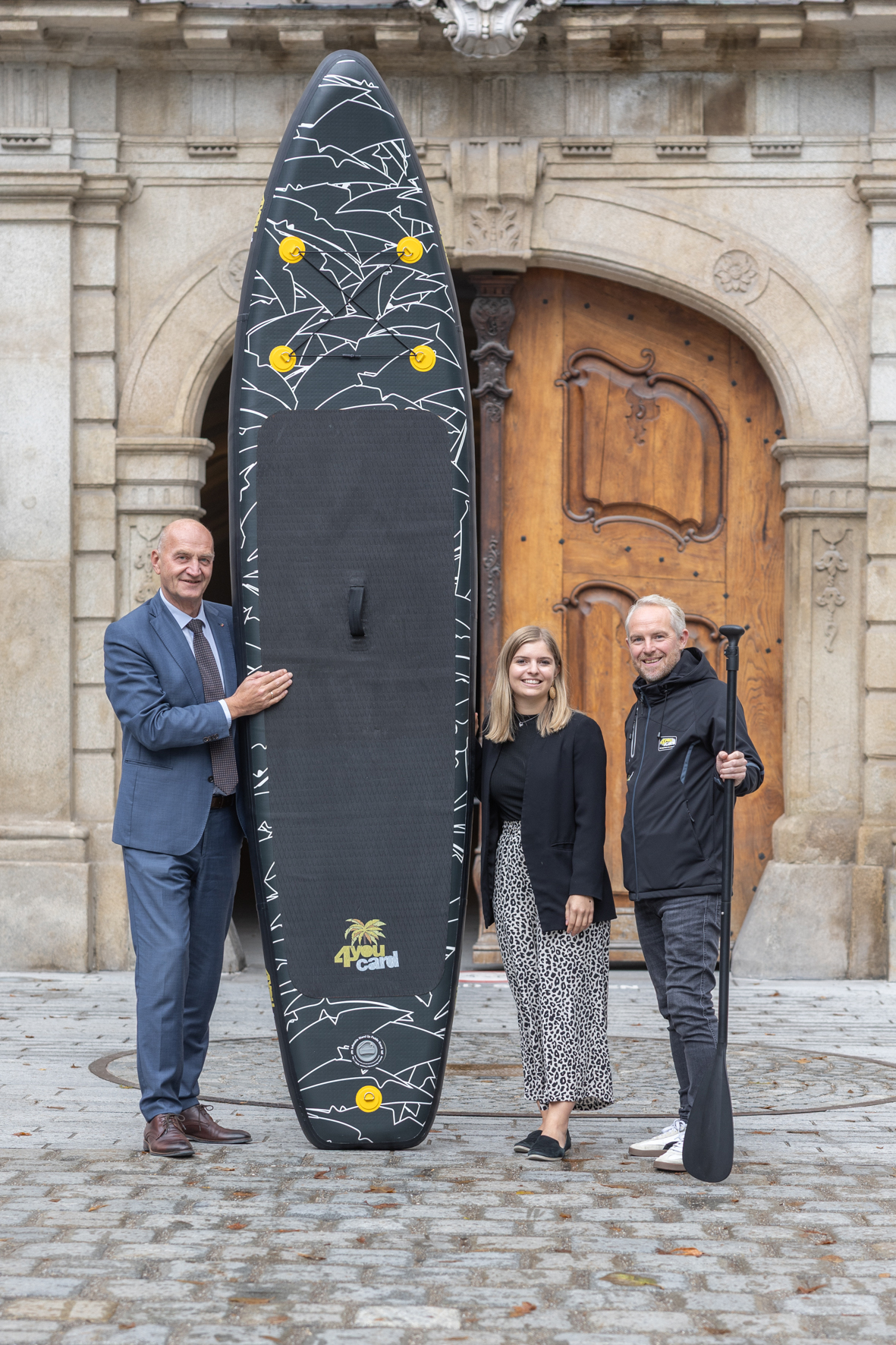 Jugend-Landesrat Christian Dörfel und 4yougend-Geschäftsführer Markus Aspalter bei der Preisübergabe an die Gewinnerin Madleen Rebhan (21) aus Gmunden. (Land OÖ/Charlotte Guggenberger)