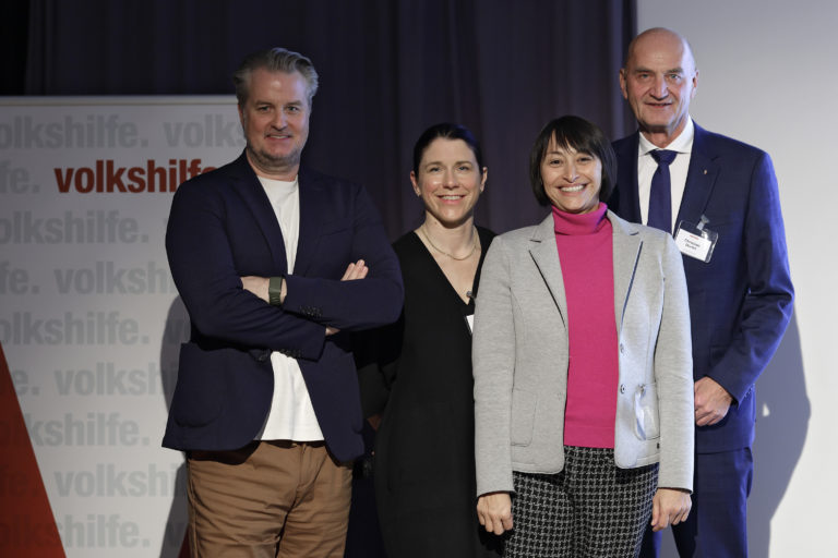 Beim Zukunftsdialog 2025 der Plattform UpdateSocial wurde über Trends, Innovationen und Signale für die Zukunft diskutiert. (v. l. Patrick Rammerstorfer, MSc MBA, Founder & Co-CEO Pro Active GmbH, Mag.a (FH) Katharina Ehrenmüller, Co-CEO Pro Active GmbH, Mag. Jasmine Chansri, MBA, Geschäftsführerin der Volkshilfe Oberösterreich und Sozial-Landesrat Dr. Christian Dörfel) (c) Land OÖ/Kauder Daniel