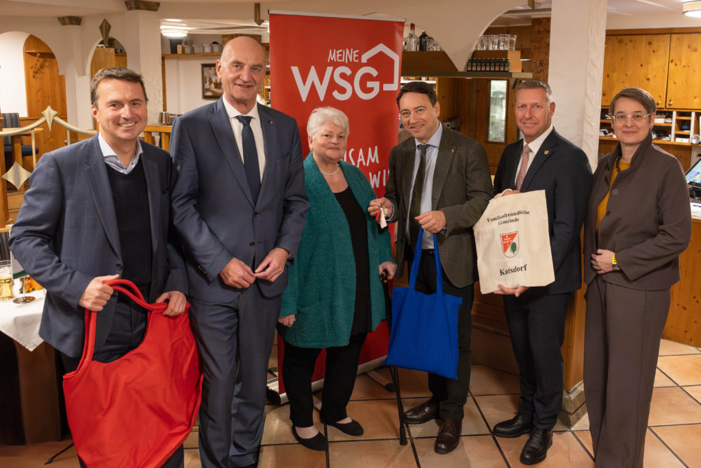 Feierlich wurde der Schlüssel zum neuen Zuhause an die erste Bewohnerin überreicht. (c) Land OÖ/Lina Spenlingwimmer