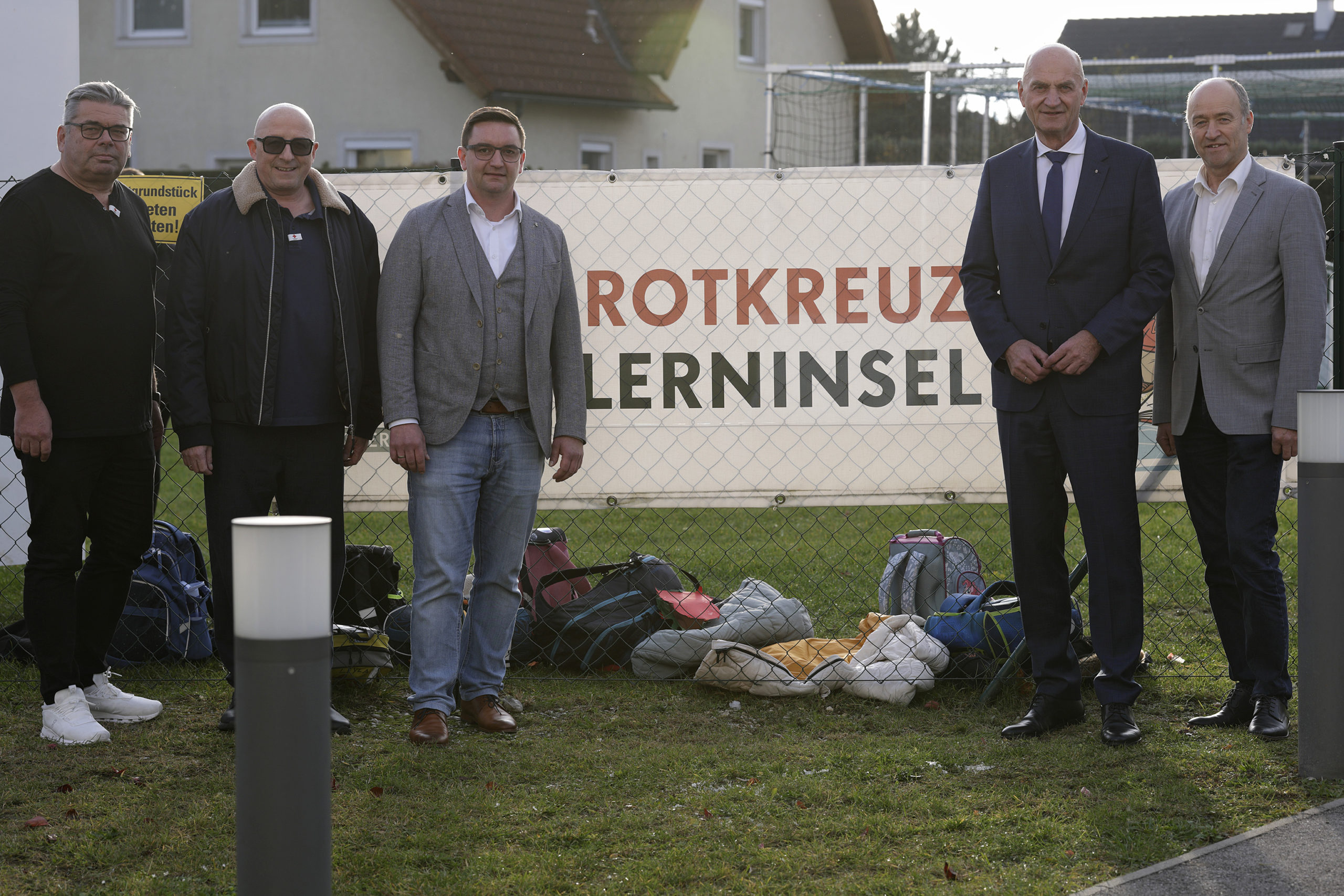 Integrations-Landesrat Dr. Christian Dörfel (2.v.r.) informierte sich im Rahmen eines Besuchs in Traun mit RK-Bezirksstellenleiter Bezirkshauptmann Mag. Manfred Hageneder (1.v.r.), RK-Ortsstellenleiter Bürgermeister Karlheinz Koll (3.v.l.), RK-Dienstführenden Wolfgang Eisner (1.v.l.) und RK-Bezirksgeschäftsleiter Linz-Stadt/Land Paul Reinthaler (2.v.l.) über das Projekt „Lerninsel“. (c) LandOÖ/Daniel Kauder