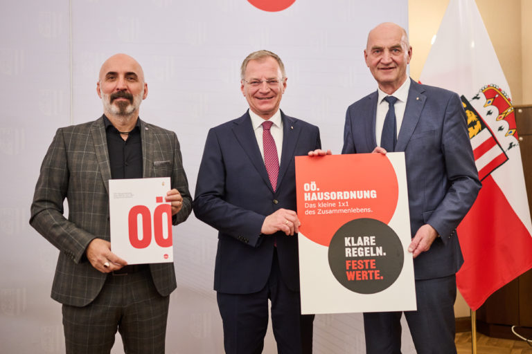 Integrations-Experte und Soziologe Kenan Güngör, Landeshauptmann Thomas Stelzer und Integrations-Landesrat Christian Dörfel präsentierten die OÖ Hausordnung. (c)Land OÖ/Peter Mayr