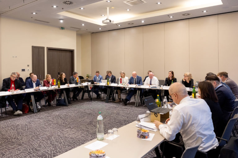 Die Flüchtlingsreferenten der Bundesländer haben heute im Rahmen einer außerordentlichen Konferenz in Linz eine gemeinsame Position zur Umsetzung des EU-Asylpaktes auf nationaler Ebene beschlossen. Foto: Land OÖ/Margot Haag