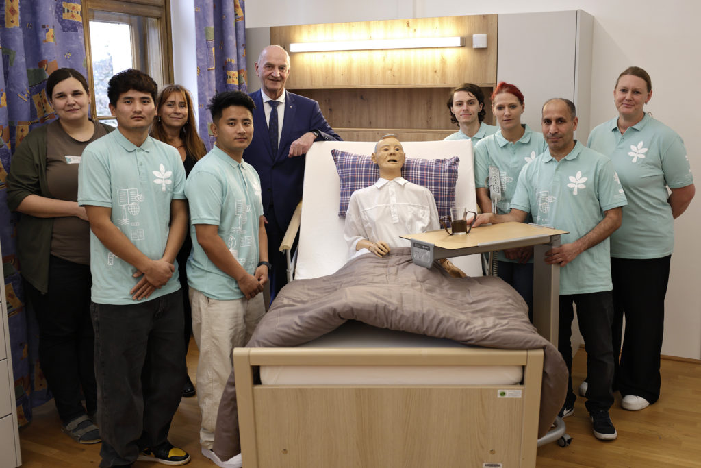 Sozial-Landesrat Dr. Christian Dörfel besuchte gemeinsam mit Direktorin Mag. Heike Schütz-Krennbauer den Tag der offenen Tür der Altenbetreuungsschule des Landes Oberösterreich. Foto: Land OÖ/Daniel Kauder