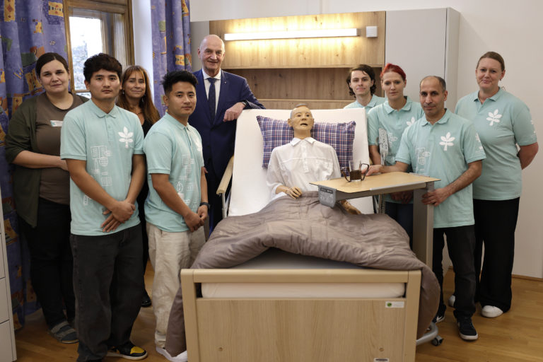 Sozial-Landesrat Dr. Christian Dörfel besuchte gemeinsam mit Direktorin Mag. Heike Schütz-Krennbauer den Tag der offenen Tür der Altenbetreuungsschule des Landes Oberösterreich. Foto: Land OÖ/Daniel Kauder