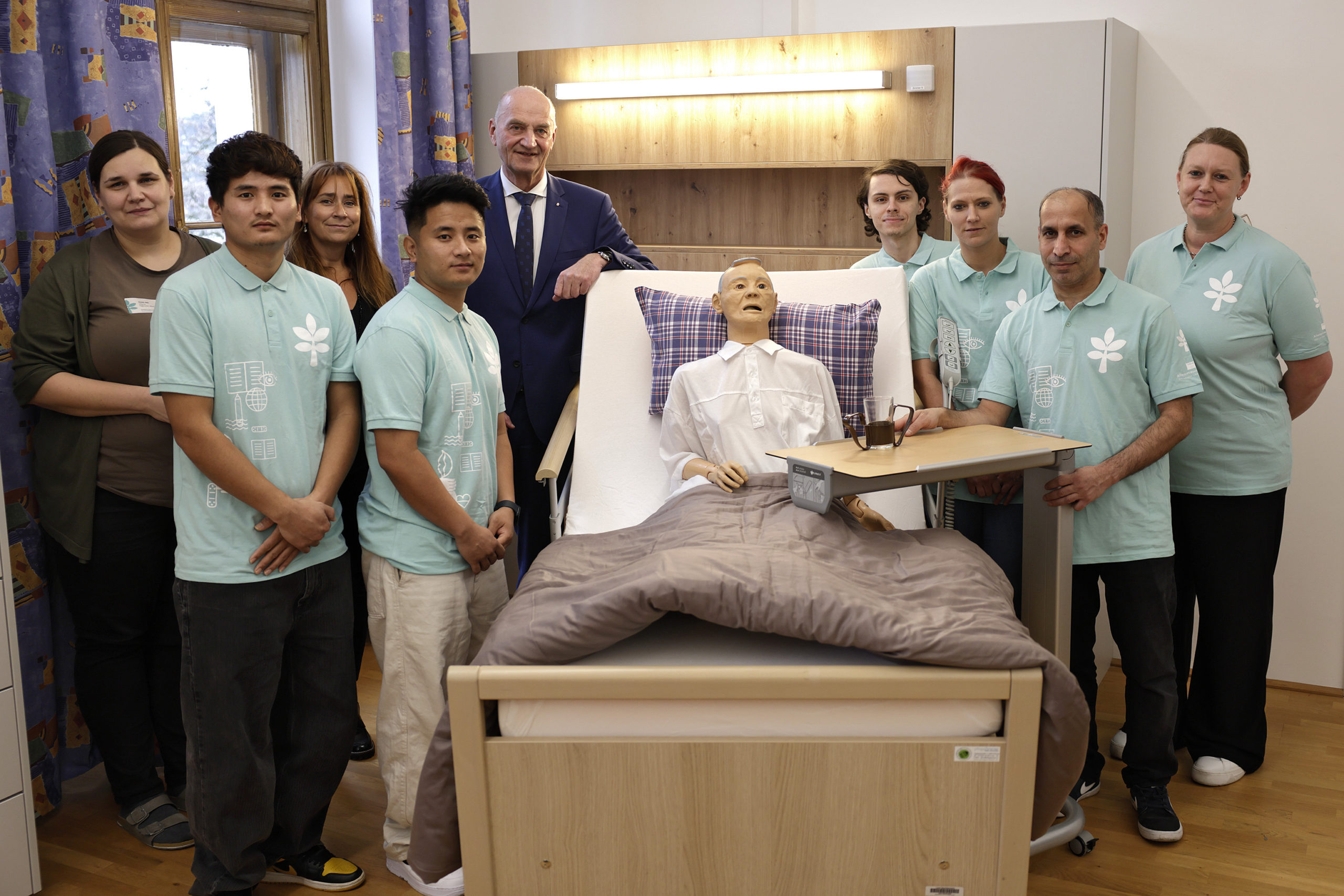 Sozial-Landesrat Dr. Christian Dörfel besuchte gemeinsam mit Direktorin Mag. Heike Schütz-Krennbauer den Tag der offenen Tür der Altenbetreuungsschule des Landes Oberösterreich. Foto: Land OÖ/Daniel Kauder