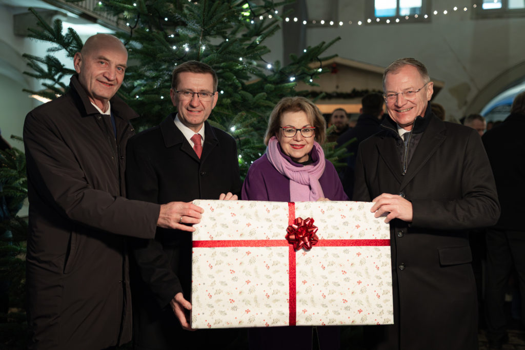 Das starke Wirtschaftsland Oberösterreich ist auch von einem starken sozialen Zusammenhalt geprägt – v.l.: Sozial-Landesrat Christian Dörfel, Wirtschafts-Landesrat Markus Achleitner, Ingrid Trauner, Obfrau der Freunde der Caritas, und Landeshauptmann Thomas Stelzer. Foto: Land OÖ/Antonio Bayer