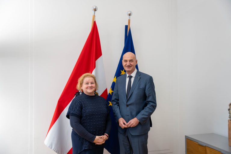 Sozialministerin Korinna Schumann und Landesrat Christian Dörfel. Foto: BMASGPK/Habermann