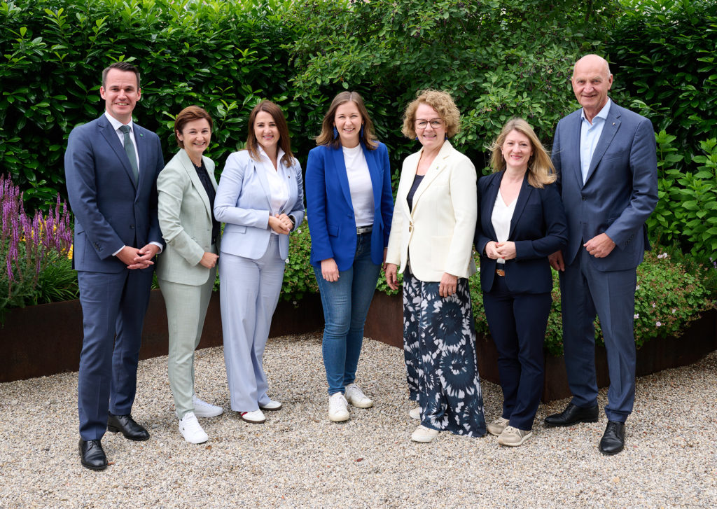 V.l.: LR Mag. Stefan Hermann, MBL (Stmk), LH-Stv. Marlene Svazek, BA (Sbg), LR Astrid Mair, MA (T), BM Claudia Bauer, LR Christiane Teschl-Hofmeister (NÖ), LR Mag. Bettina Emmerling, MSc (W), LR Dr. Christian Dörfel (OÖ). Foto: NLK Pfeiffer